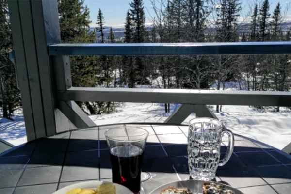 Fika på vår balkong med en fin utsikt en vinterdag